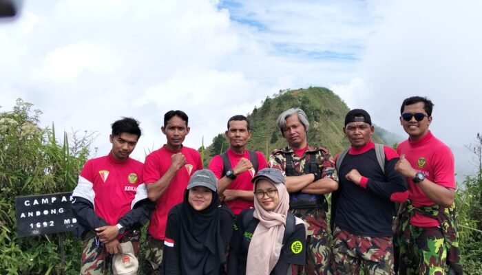 Bukan Sekadar Mendaki, KOKAM Temanggung Bersihkan Sampah Gunung Andong dalam Aksi Nyata Peduli Lingkungan