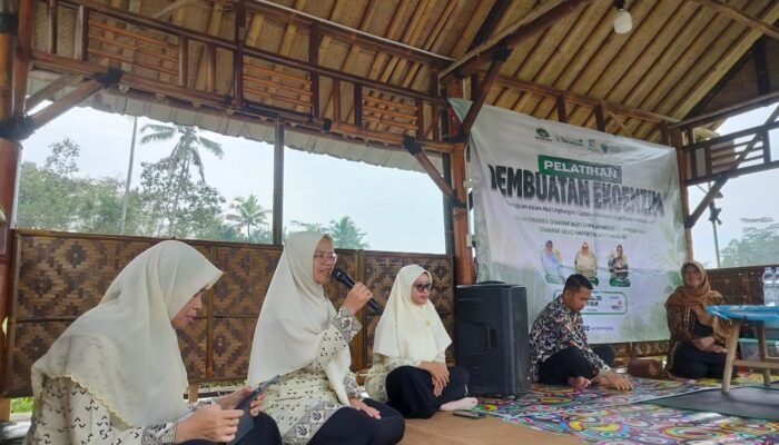 Semarak Muktamar XV dan Milad ke-95, Nasyiatul Aisyiyah Temanggung Cetak Kader Peduli Lingkungan Lewat Pelatihan Ekoenzim