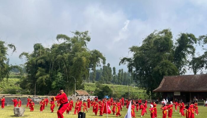 Sambut Muharram dan Muktamar Tapak Suci ke-26, Ratusan Pesilat Cilik SD Muhammadiyah Ngadirejo Gelar Logmarc di Situs Liyangan