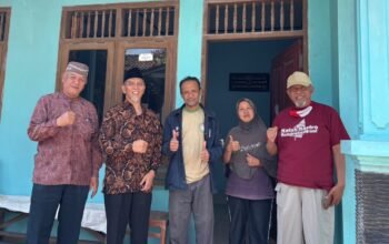Hanya Tersisa Puing, PDM Temanggung Hadir Menguatkan dan Menyalurkan Bantuan bagi Bapak Irham Korban Kebakaran