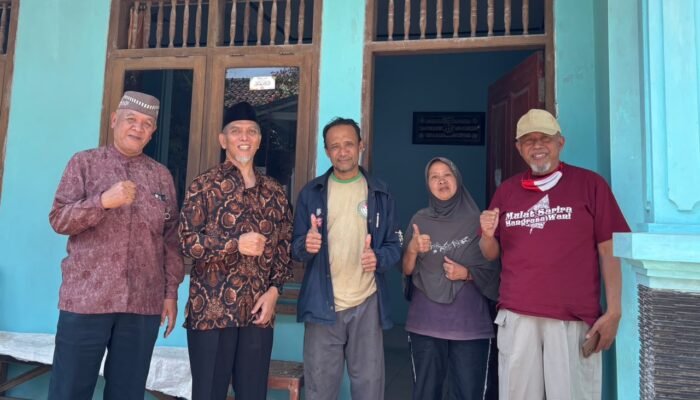 Hanya Tersisa Puing, PDM Temanggung Hadir Menguatkan dan Menyalurkan Bantuan bagi Bapak Irham Korban Kebakaran