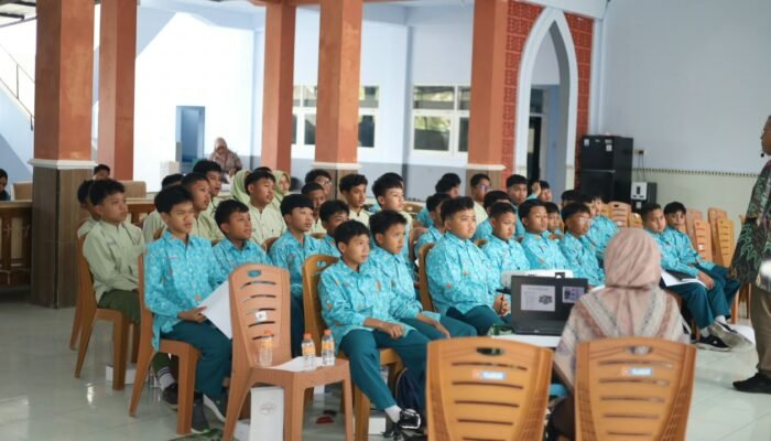 Gol A Gong Sapa Santri MTs Almatera, Bagikan Kunci Sukses Menulis Flash Fiction