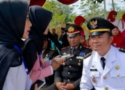 Asah Keterampilan, Tim Jurnalistik SMP Muhammadiyah 5 Kandangan Wawancarai Camat Usai Upacara HUT RI ke-81