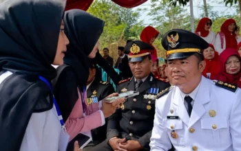 Asah Keterampilan, Tim Jurnalistik SMP Muhammadiyah 5 Kandangan Wawancarai Camat Usai Upacara HUT RI ke-81