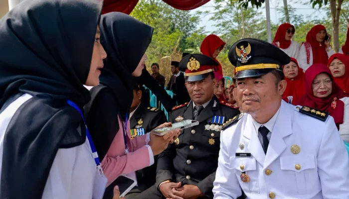 Asah Keterampilan, Tim Jurnalistik SMP Muhammadiyah 5 Kandangan Wawancarai Camat Usai Upacara HUT RI ke-81