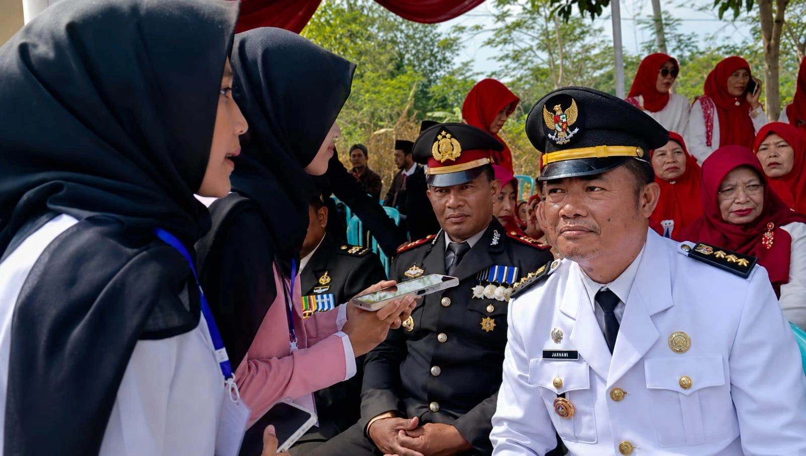 Asah Keterampilan Jurnalistik, Tim Jurnalistik SMP Muhammadiyah 5 Kandangan Wawancarai Camat Usai Upacara HUT RI ke-81