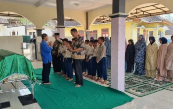 Wujud Bakti dan Edukasi Karakter: Guru dan Siswa MI Muhammadiyah Baledu Ikuti Sholat Jenazah Almarhumah Ibu Wahyudati di Masjid Al Huda