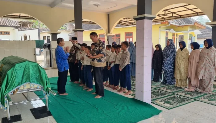 Wujud Bakti dan Edukasi Karakter: Guru dan Siswa MI Muhammadiyah Baledu Ikuti Sholat Jenazah Almarhumah Ibu Wahyudati di Masjid Al Huda
