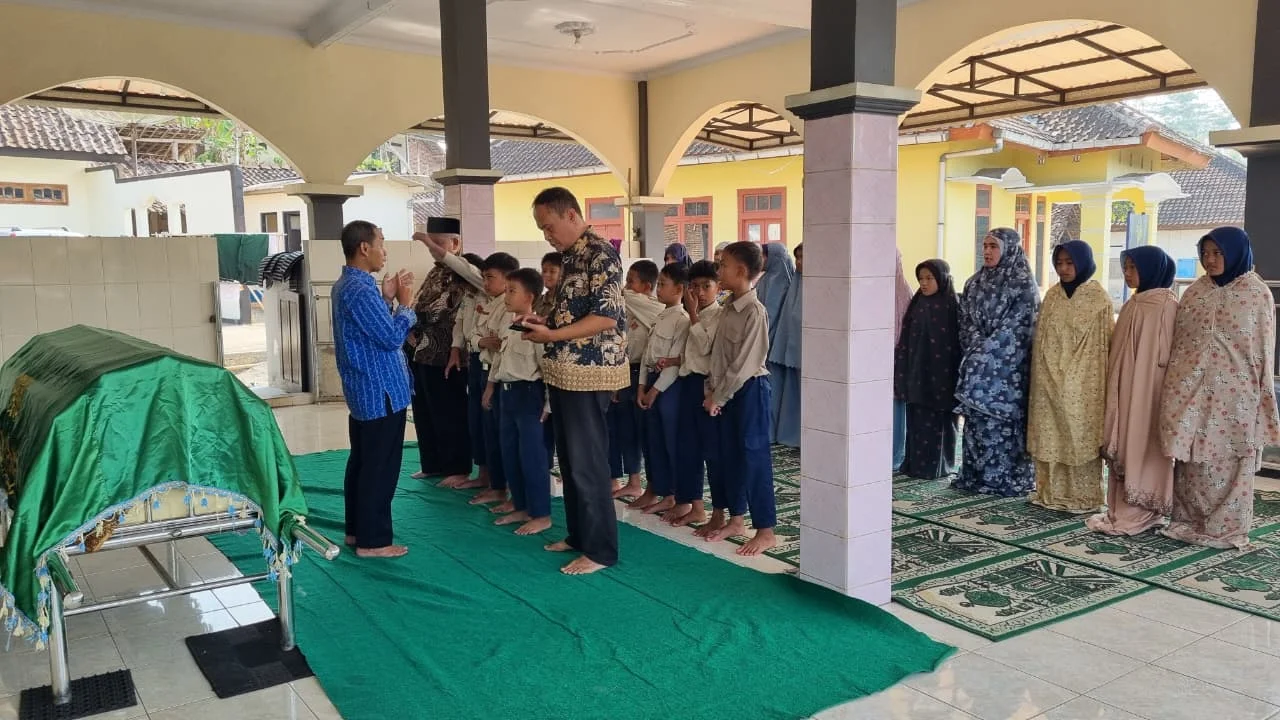 Wujud Bakti dan Edukasi Karakter: Guru dan Siswa MI Muhammadiyah Baledu Ikuti Sholat Jenazah Almarhumah Ibu Wahyudati di Masjid Al Huda