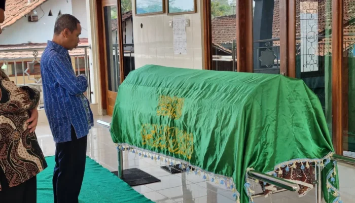 Wujud Bakti dan Edukasi Karakter: Guru dan Siswa MI Muhammadiyah Baledu Ikuti Sholat Jenazah Almarhumah Ibu Wahyudati di Masjid Al Huda